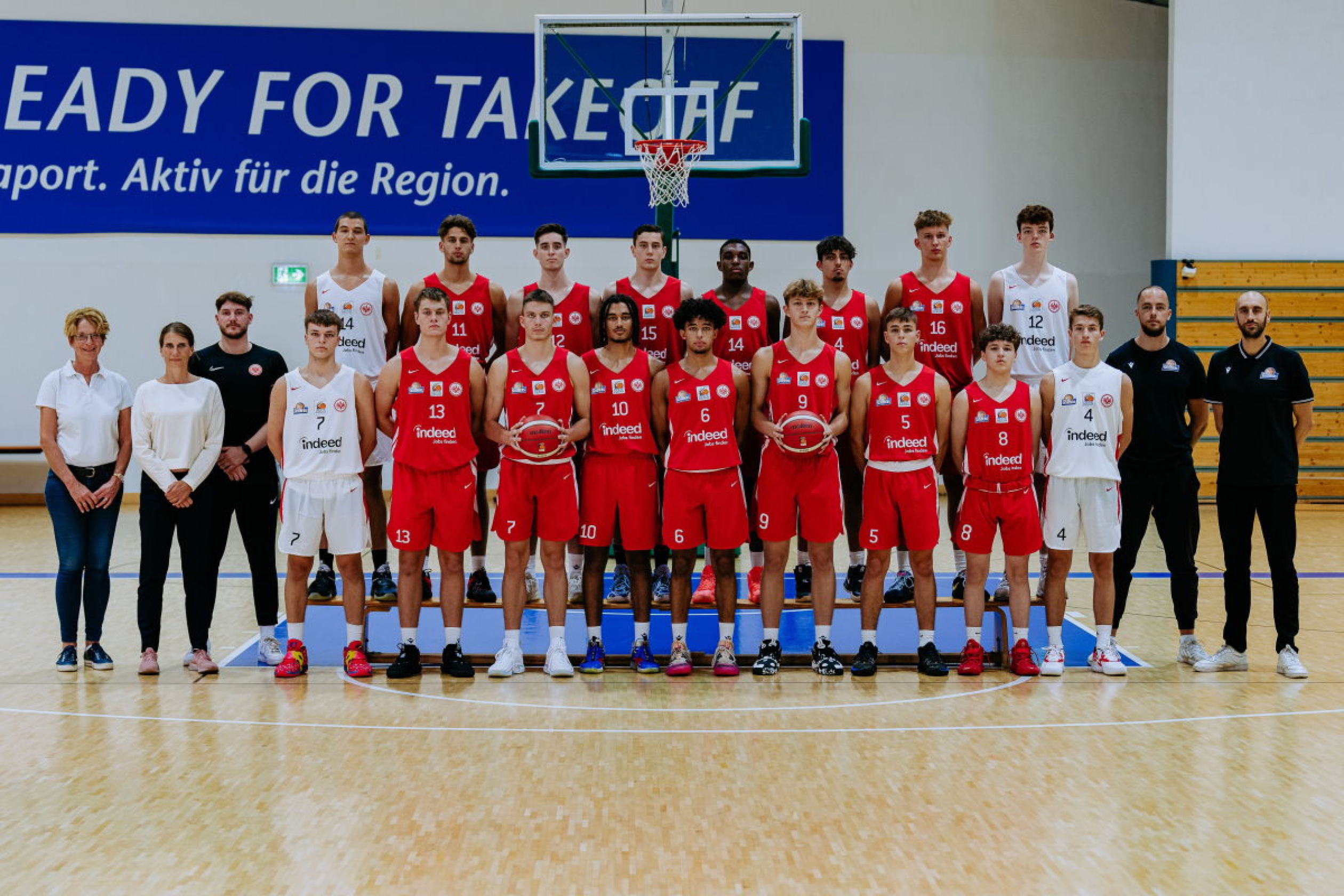 Mannschaftsfoto Eintracht Frankfurt / FRAPORT SKYLINERS